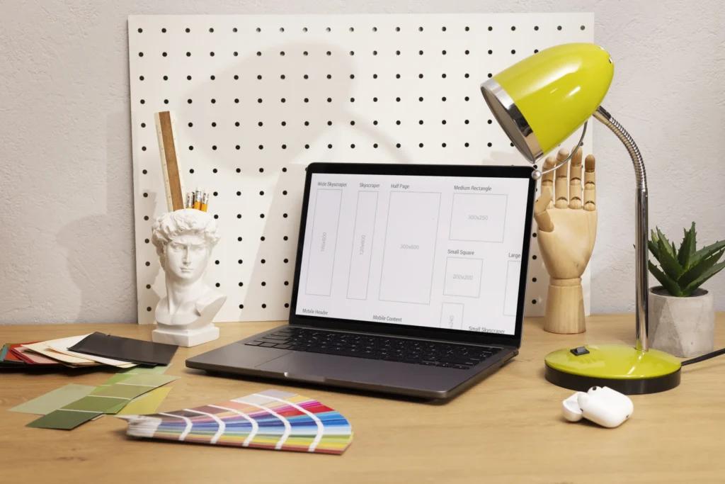 Por que investir em branding? O segredo das marcas fortes e duradouras 1 natureza-morta-de-um-estudio-de-design-grafico-representando-branding